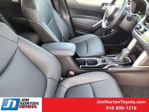 Used 2025 Toyota Corolla Cross XLE image 15