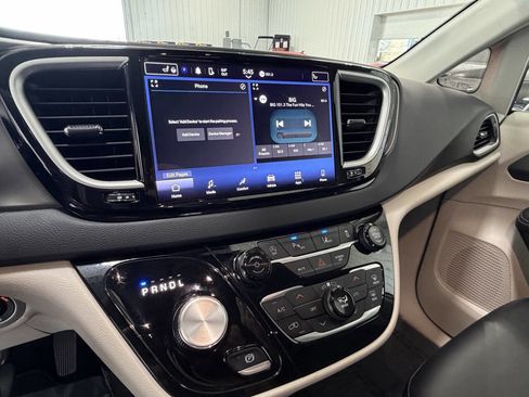 Used 2024 Chrysler Pacifica Touring-L FWD image 23
