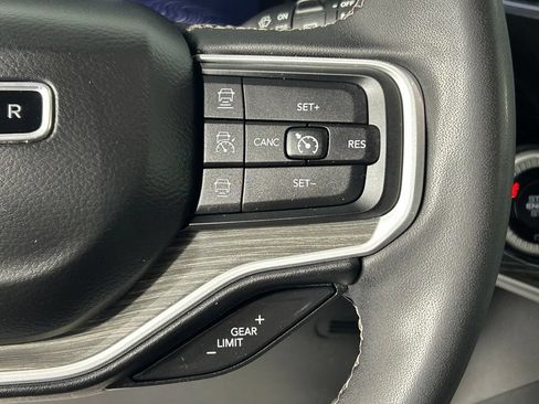 Used 2022 Jeep Wagoneer Series III w/ Premium Group I AWD/4WD image 31
