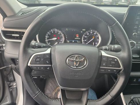 Used 2022 Toyota Highlander XLE AWD/4WD image 17