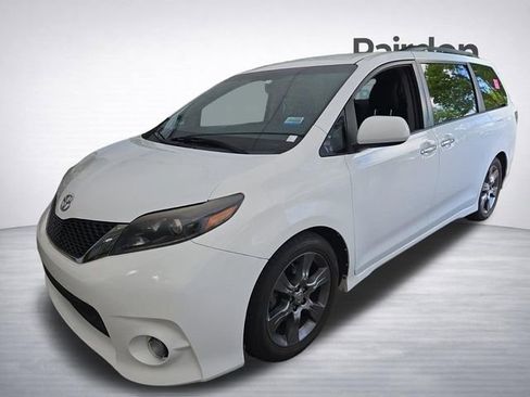Used 2015 Toyota Sienna SE FWD image 1