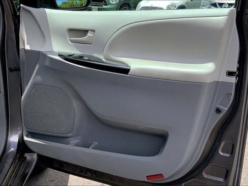 Used 2014 Toyota Sienna LE FWD image 21