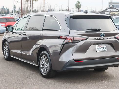 Used 2023 Toyota Sienna LE image 2
