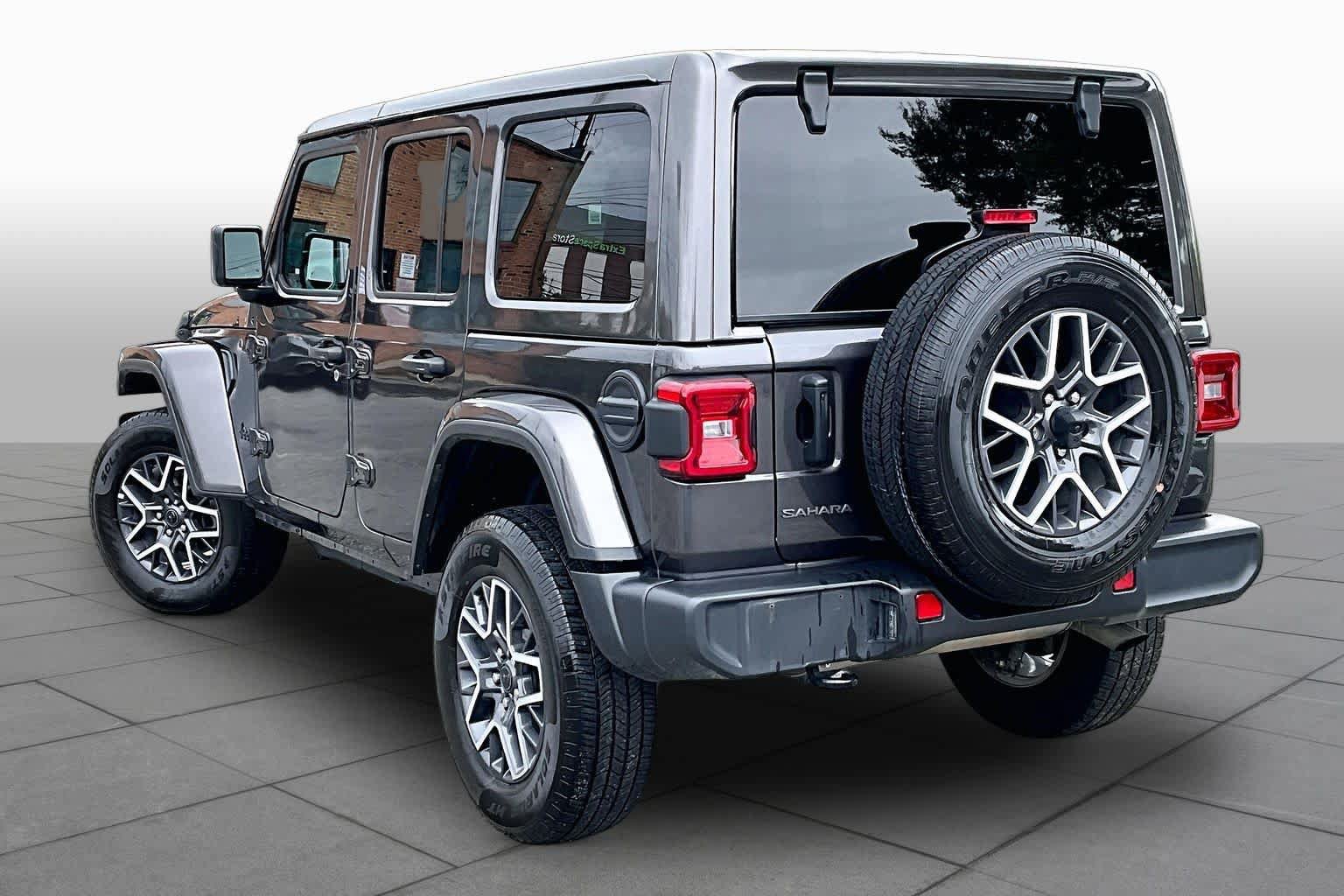 Used 2025 Jeep Wrangler Unlimited Sahara AWD/4WD image 12