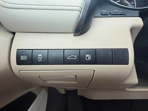 Used 2018 Toyota Camry XLE FWD image 30