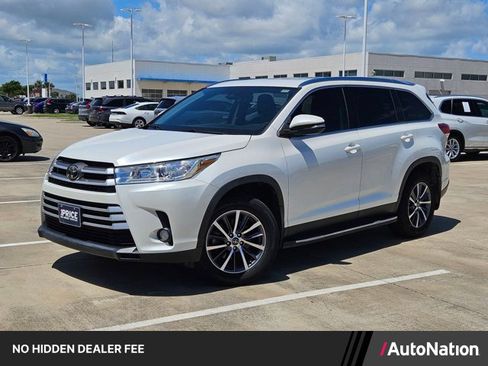 Used 2019 Toyota Highlander XLE FWD image 1