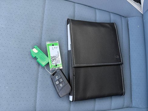 Used 2025 Volkswagen Jetta SE w/ Sunroof Package image 21