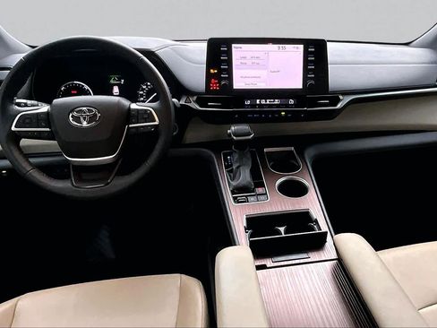 Certified 2023 Toyota Sienna XLE FWD image 16