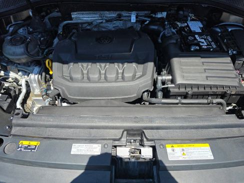 Used 2024 Volkswagen Tiguan SE AWD/4WD image 16