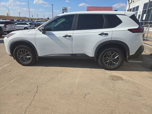 Used 2023 Nissan Rogue S FWD image 9