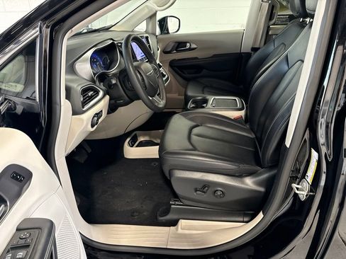 Used 2024 Chrysler Pacifica Touring-L FWD image 10