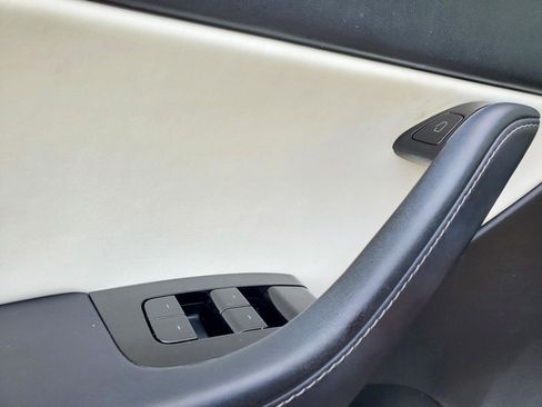 Used 2021 Tesla Model Y Long Range image 25