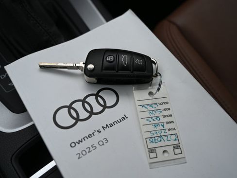Used 2025 Audi Q3 2.0T Premium AWD/4WD image 32
