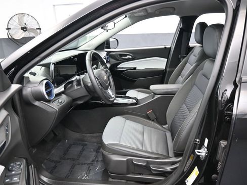 Used 2025 Chevrolet Trax LT w/ Driver Confidence Package FWD image 11
