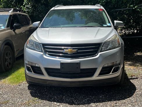 Used 2017 Chevrolet Traverse LT w/ Style and Technology Package FWD image 2