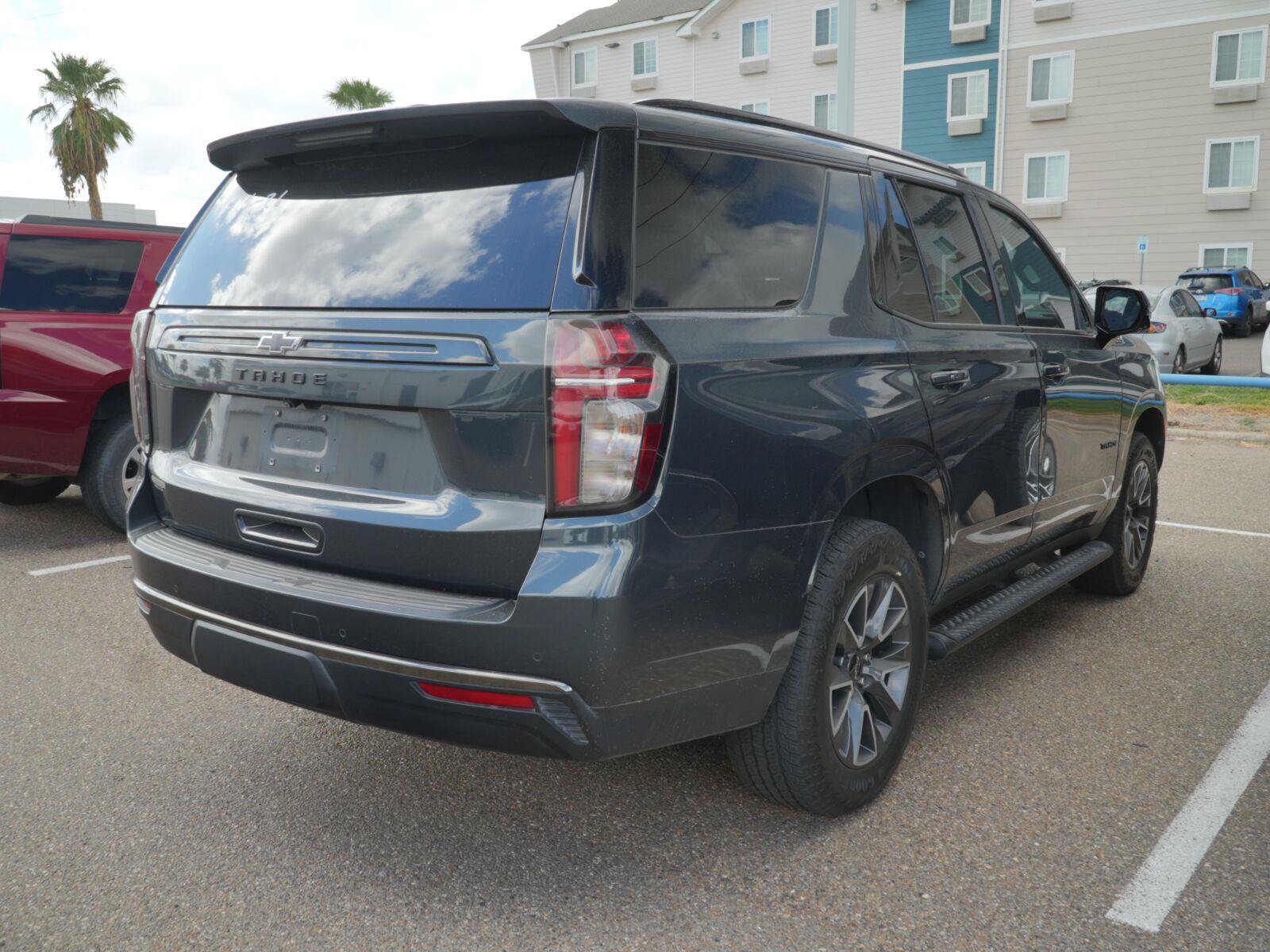 Used 2022 Chevrolet Tahoe Z71 w/ Luxury Package AWD/4WD image 4