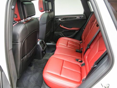 Certified 2025 Porsche Macan AWD/4WD image 23