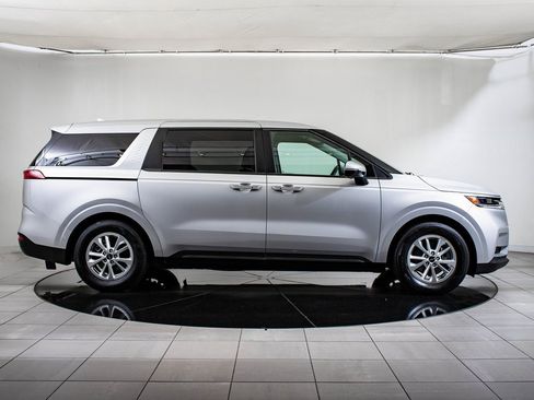 Used 2023 Kia Carnival LX image 11
