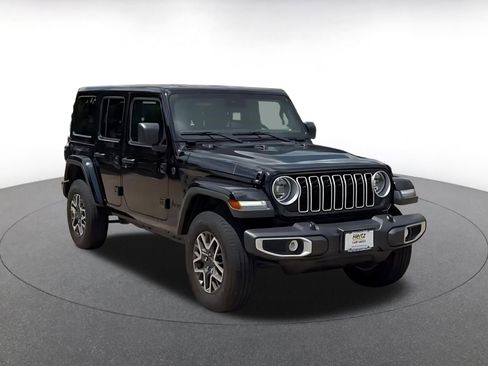 Used 2025 Jeep Wrangler Unlimited Sahara AWD/4WD image 3