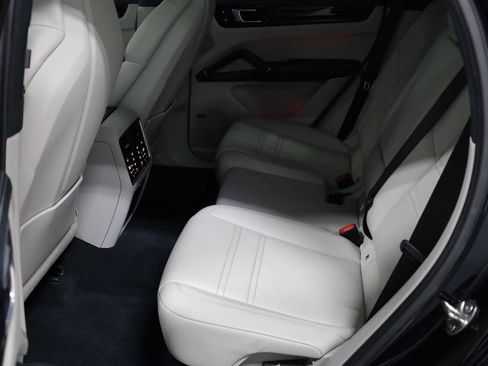 Certified 2023 Porsche Cayenne Coupe image 35