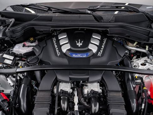 Used 2025 Maserati Grecale Trofeo AWD/4WD image 27
