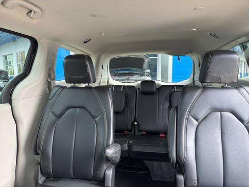 Used 2024 Chrysler Pacifica Touring-L image 11