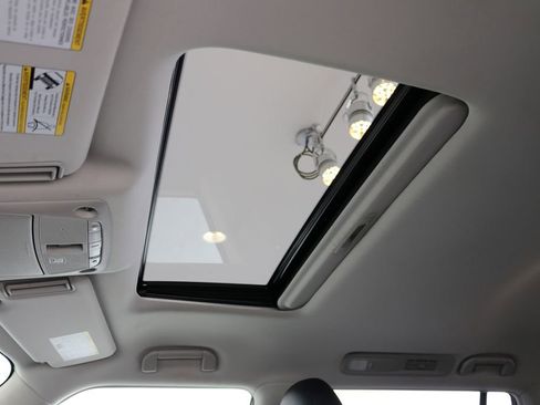 Used 2024 Nissan Armada SL image 17