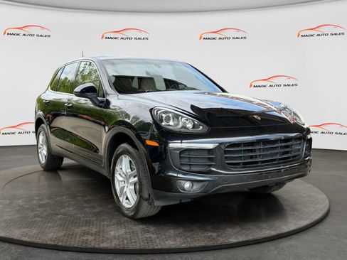 Used 2017 Porsche Cayenne w/ Premium Package AWD/4WD image 5