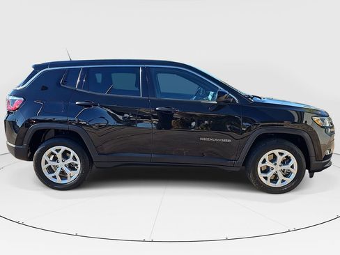 Used 2024 Jeep Compass Sport image 2