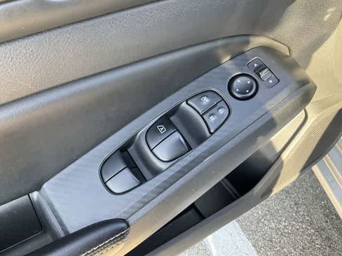 Used 2024 Nissan Altima 2.5 SV image 14