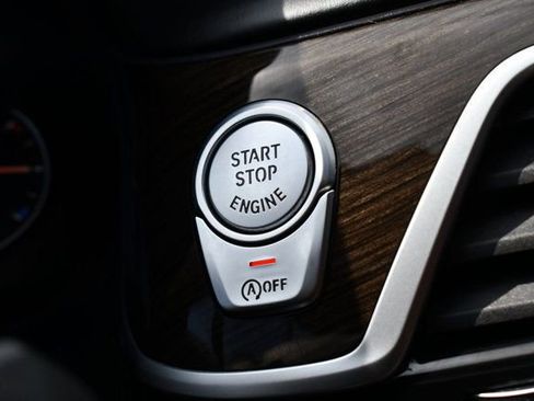 Used 2018 BMW 750i image 29