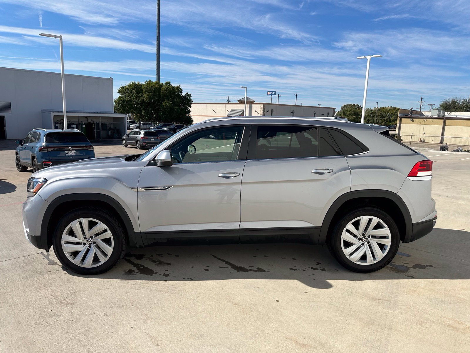 Used 2023 Volkswagen Atlas Cross Sport SE w/ Panoramic Sunroof Package FWD image 4