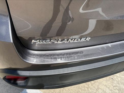Used 2018 Toyota Highlander LE FWD image 10