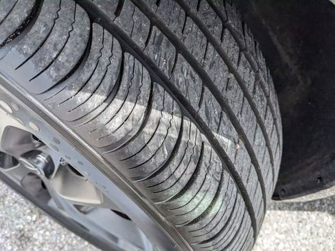 Used 2025 Chrysler Pacifica Limited image 39