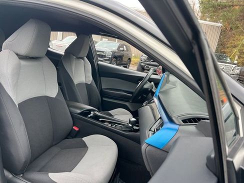 Used 2019 Toyota C-HR XLE image 31