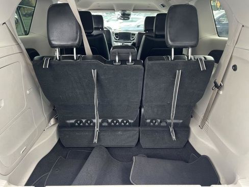 Used 2024 Chrysler Pacifica Limited FWD image 10