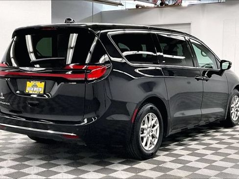 Used 2023 Chrysler Pacifica Touring-L FWD image 12