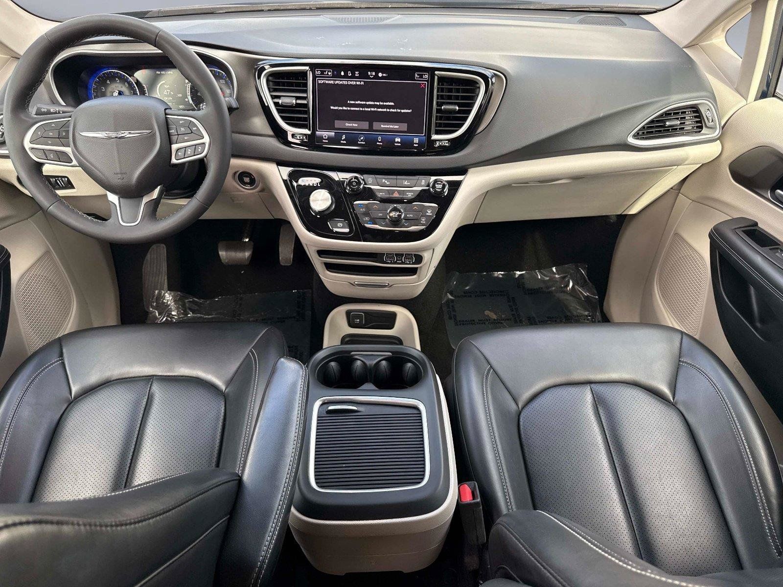 Used 2023 Chrysler Pacifica Touring-L FWD image 17