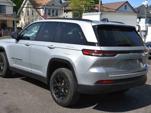 Used 2025 Jeep Grand Cherokee Altitude AWD/4WD image 8