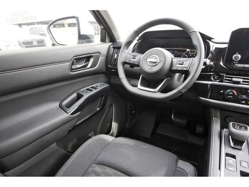 New 2025 Nissan Pathfinder SV image 8