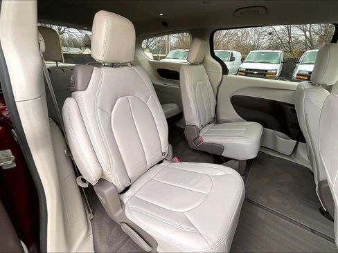 Used 2017 Chrysler Pacifica Touring w/ Tire & Wheel Group image 23