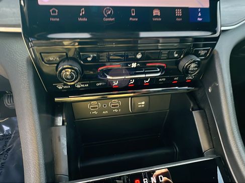 Certified 2024 Jeep Grand Cherokee Limited image 33