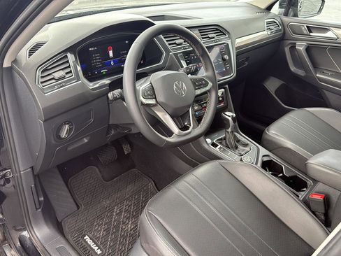 Used 2022 Volkswagen Tiguan SE image 16