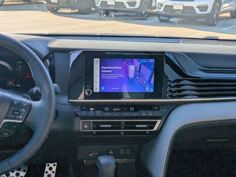 Used 2025 Toyota Camry SE image 16