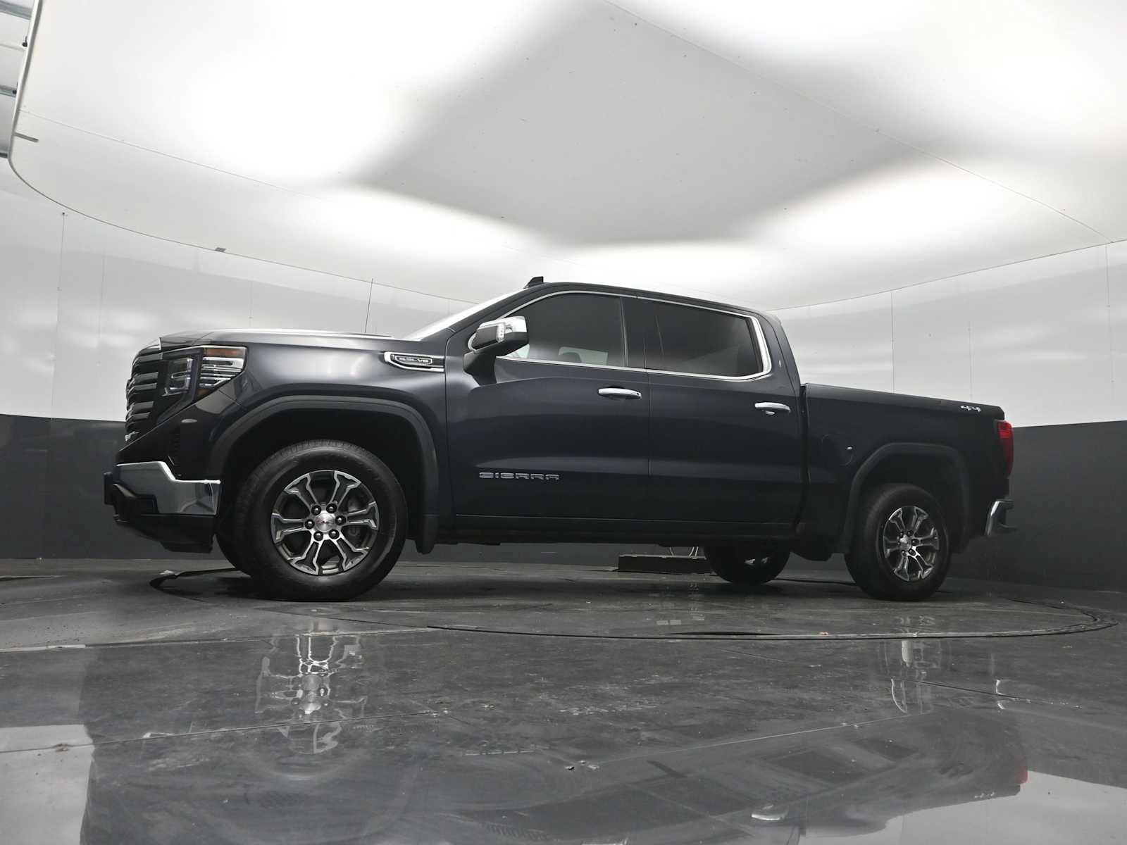 Used 2025 GMC Sierra 1500 SLT AWD/4WD image 21