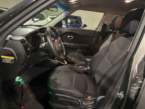Used 2017 Kia Soul + image 14