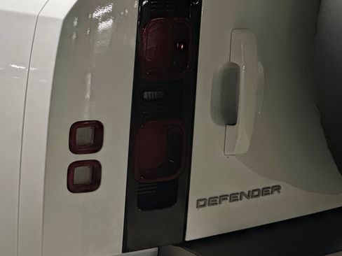 New 2025 Land Rover Defender 130 X-Dynamic SE image 14