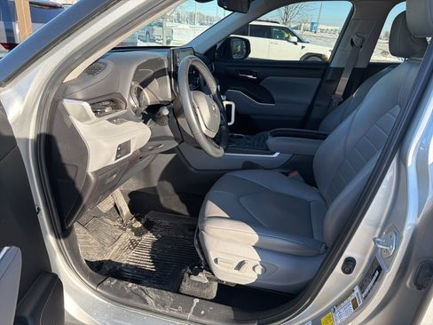 Used 2022 Toyota Highlander XLE image 10