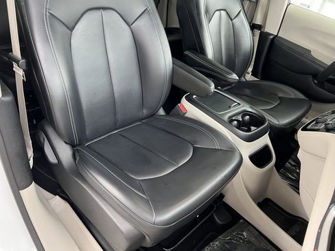 Used 2023 Chrysler Pacifica Touring-L FWD image 24