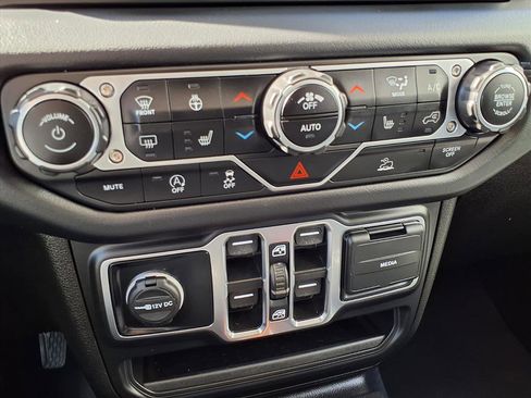 Used 2025 Jeep Wrangler Sahara image 8